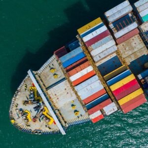 İthalat ve ihracat için konteyner taşıyan konteyner gemisi, uluslararası ticaret
