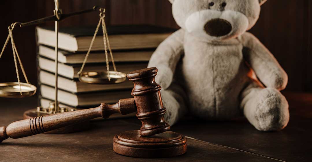 tahta tokmak, oyuncak ayı, terazi ve masada kitaplar, boşanma sonrası dava